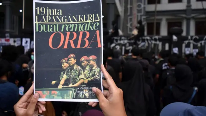 Demonstrasi mahasiswa menolak UU TNI di Kota Malang, Minggu (23/03).