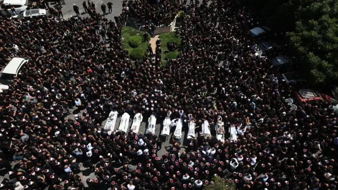 الآلاف يشاركون في مراسم تشييع قتلى الضربة الصاروخية في مجدل شمس.