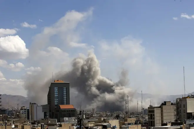 Tahran'da binalardan dumanlar yükseliyor