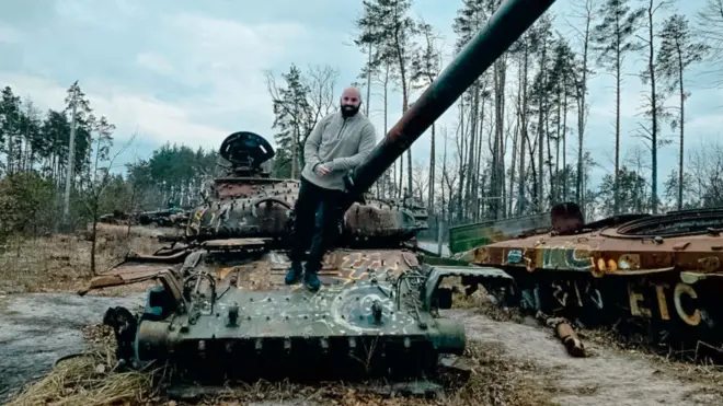 Турист Кріс під час екскурсії Київщиною