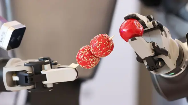 机器人手臂在穿糖葫芦