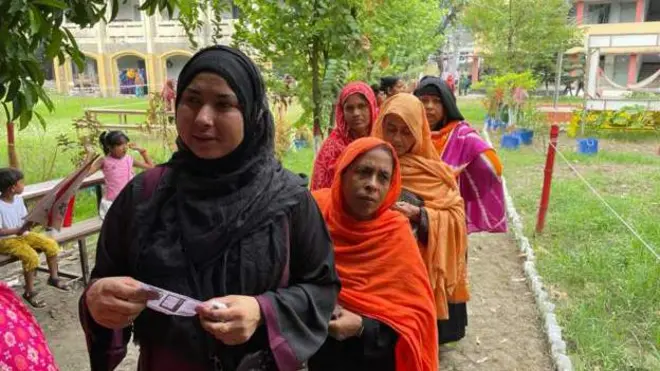 ভোট দিচ্ছেন এক নারী