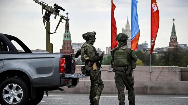 Співробітники Федеральної служби охорони Росії патрулюють центр Москви 5 травня 2026 року поруч із Кремлем