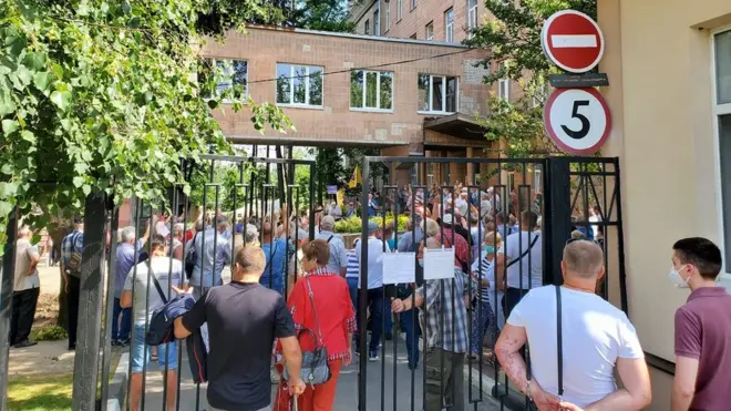 Напередодні проти прийому хворих на Covid-19 під стінами закладу виступали представники чорнобильських організацій. Вони називали лікарню "своєю"