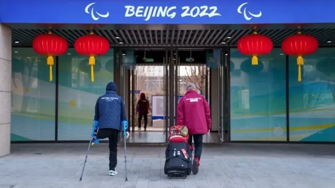 پیشتر قرار بود ورزشکاران روسیه و بلاروس به عنوان ورزشکاران بی طرف در پارالمپیک پکن شرکت کنند