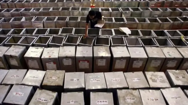 Jelang tahapan pilkada yang akan bergulir setelah tertunda akibat pandemi Covid-19, APD untuk petugas lapangan belum tersedia.