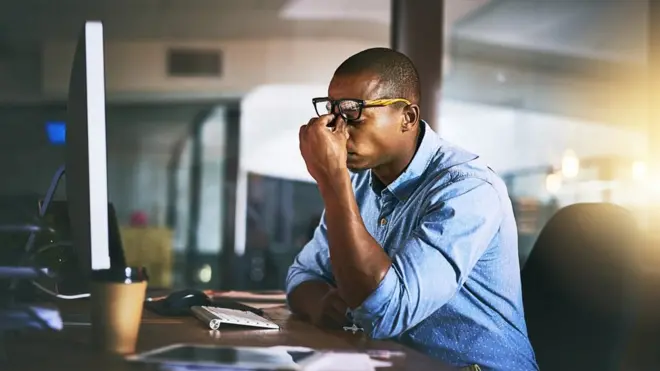 Está comprobado científicamente que trabajar horas extra reduce nuestra productividad y nos hace sentir y estar menos saludables.