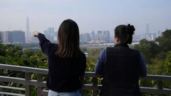 Sandy與朋友在落馬洲遙望遠處的深圳