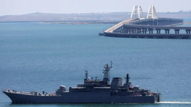 Desantni brod ruske mornarice plovi Kerčkim moreuzom