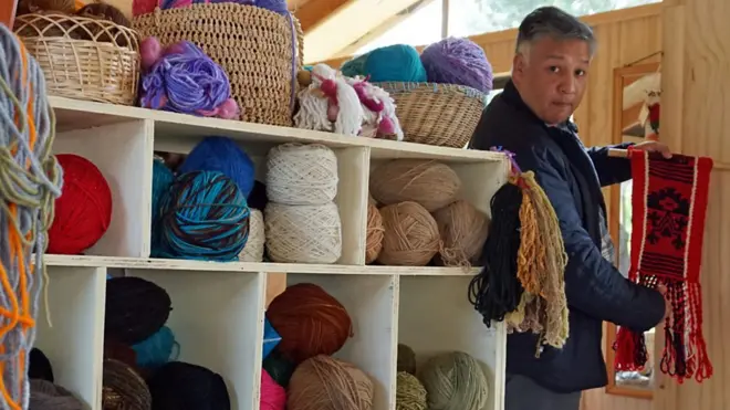 Javier Lefiman Pichihueche es emprendedor y mapuche, dos rasgos que no suelen estar en el mismo perfil. Sin embargo, él ayuda a su gente a emprender en el mundo del capitalismo.