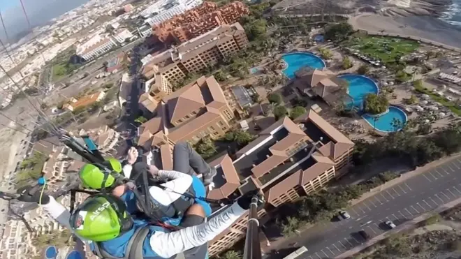 التحليق فوق فندق في مدينة تنيريف