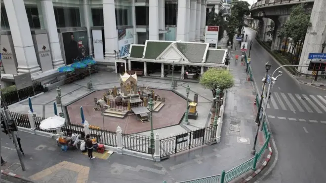 แยกราชประสงค์ ย่านธุรกิจที่คึกคักที่สุดแห่งหนึ่งในกรุงเทพฯ ร้างผู้คนหลังรัฐบาลประกาศ พ.ร.ก. ฉุกเฉินเพื่อควบคุมการระบาดของโควิด-19 ตั้งแต่วันที่ 26 มี.ค.