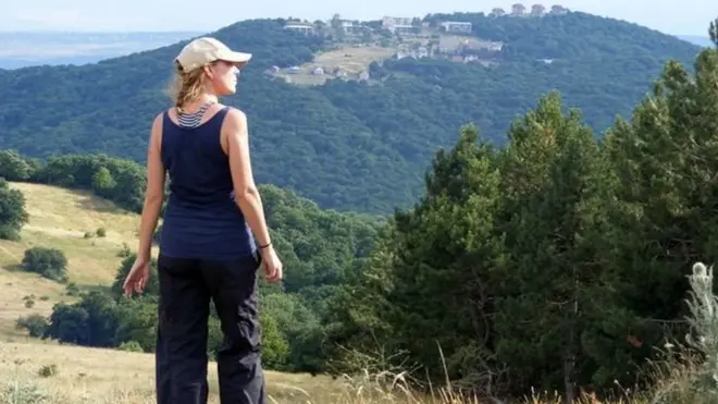 على الرغم من أن ماكسويل كانت تسير في اتجاه معين، إلا أنها كانت دوما تتبع حدسها عند الانعطاف يمينا أو يسارا