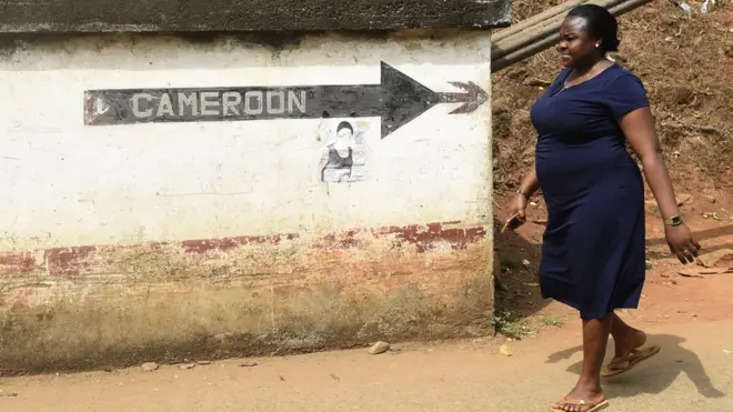 One woman dey walk for Nigeria Cameroon border
