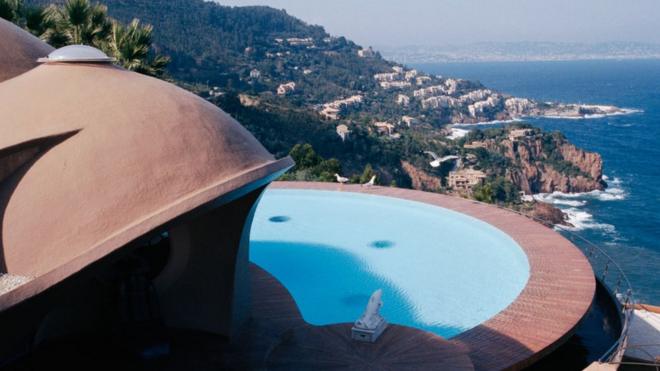 La mansión Palais Bulles en lo altobaixar jogo era do gelo caça niquel gratisuna colina en Theoule-sur-Mer, en la Riviera francesa.