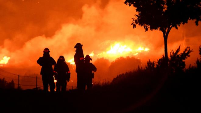 美國加州杜松山叢林大火現場消防人員離遠觀察火勢（19/9/2020）