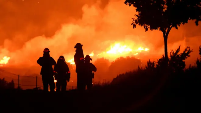 美国加州杜松山丛林大火现场消防人员离远观察火势（19/9/2020）