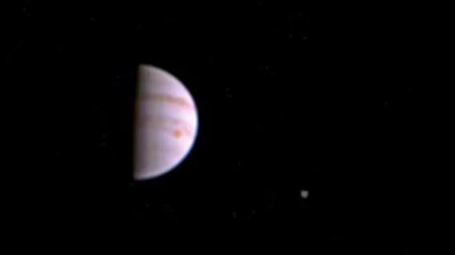 La luna más cercana a Júpiter en la imagen es Io, a la derecha y arriba se ve Europa y más abajo a Ganímedes.