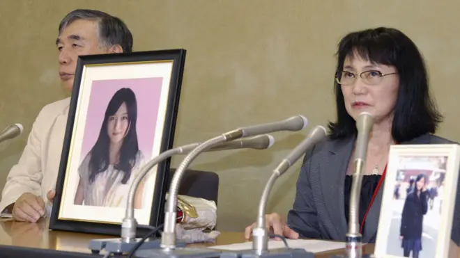 Yukimi Takahashi, la madre de Matsuri, muestra fotos de su hija. La joven se suicidó a los 24 años luego de haber sido forzada por la empresa Dentsu a trabajar hasta 20 horas por día. "Estoy física y mentalmente destrozada", escribió semanas antes de saltar de un balcón.