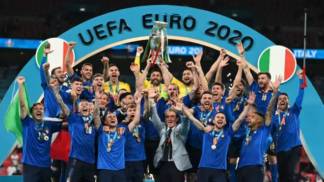 Сборная Италии празднует победу в чемпионате Европы во второй раз в своей истории