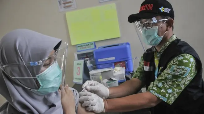 Simulasi vaksinasi COVID-19 di Puskesmas Cikarang, Jawa Barat, November lalu.