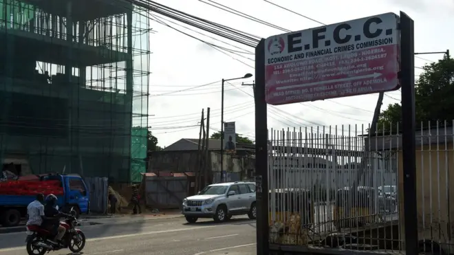 Okada dey drive pass EFCC office