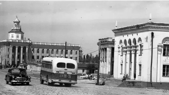 Фрунзе политехникалык техникуму жана коомдук спорттук зал. 1955-жылы тартылган сүрөт.