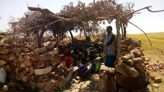 ኣብ ዳስ እትምህር መምህርን ተመሃሮን