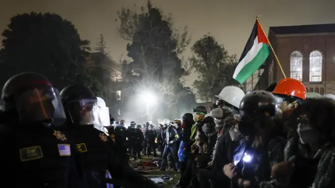 قوات الشرطة تقف في مواجهة المعتصمين في جامعة كاليفورنيا في لوس أنجلوس