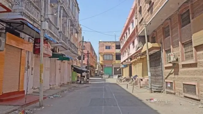 یہاں کے لوگ خوفزدہ ہیں اور گھروں میں بند