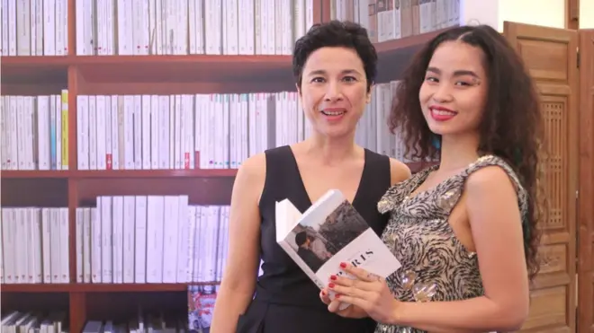 Bà Eva Nguyễn Bình (trái) và ca sĩ Đồng Lan trong một sự kiện tại Hà Nội
