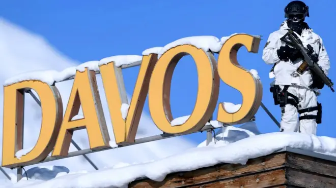 Охранник на крыше шале в Давосе