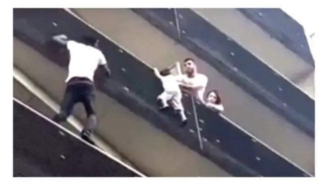 Мамуд Гассама рятує дитину