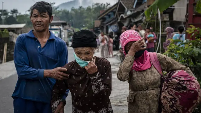 Proses evakuasi masih difokuskan bagi kelompok rentan seperti lansia