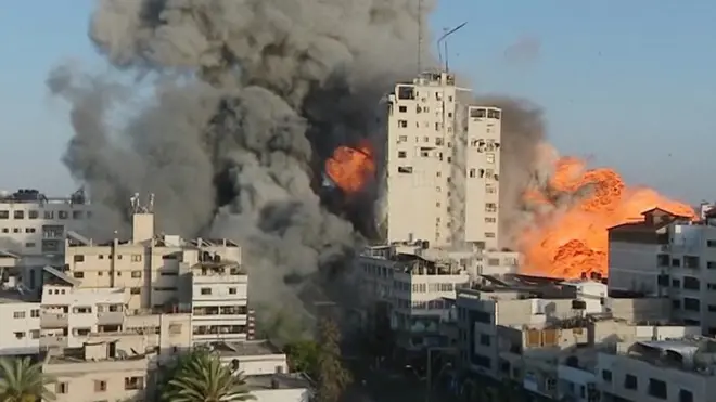 إسرائيل تقصف بناية الشروق بوسط غزة أثناء بث حي لمراسل بي بي سي