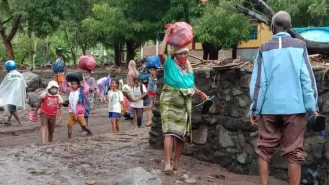 Warga Kabupaten Lembata mengevakuasi diri secara swadaya dari permukiman mereka yang dilanda banjir.