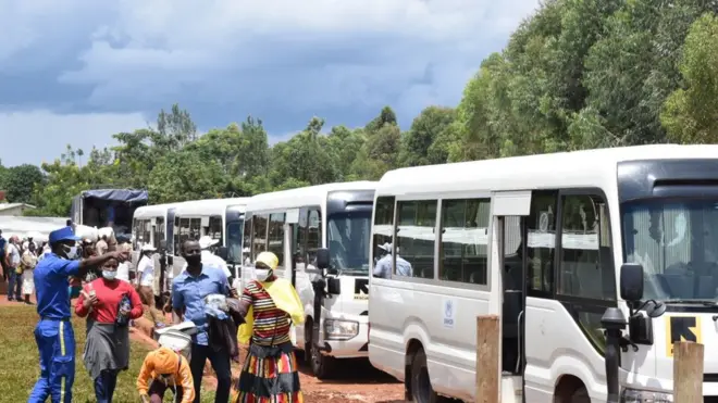 Umukuru wa HCR Filippo Grandi yazananye n'abarundi barenga 150 bahungutse bava mu Rwanda aho yari amaze iminsi mu rugendo