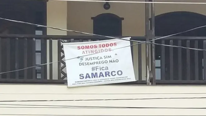 Pela cidade, cartazes pedem que Samarco volte às atividades | Foto: Camilla Veras Mota/BBC Brasil