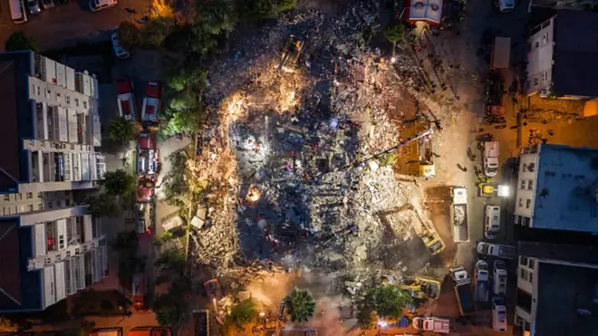 په داسې حال کې چې د ترکیې په سوېل او د سوریې په شمال کې د ژغورنې هڅې دوام لري، له هوا نه اخیستل شویو انځورونو کې د مرستندویانو د کار کچه مالومېږي.