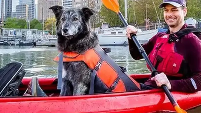 رجل في قارب