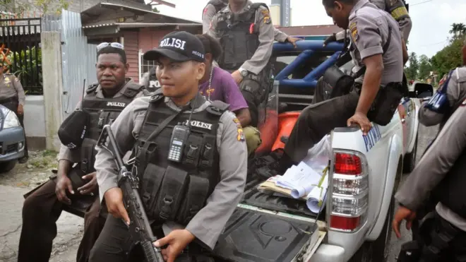 Para petugas polisi di Puncak Jaya.