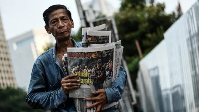 Media massa yang berubah: dari koran menuju digital.