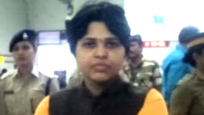 ઍરપૉર્ટ પર તૃપ્તી દેસાઈ