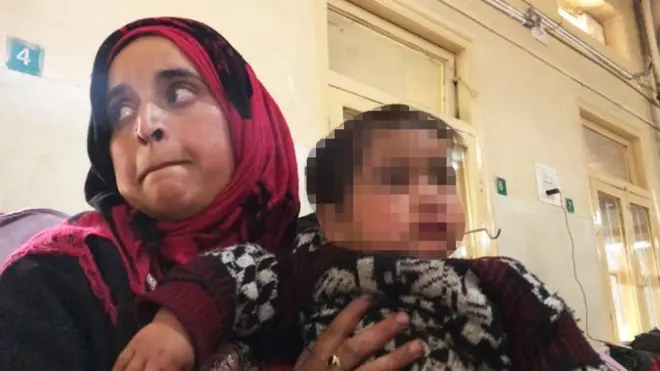 بچی کی والدہ اسے آنسو گیس کی گھٹن سے بچانے کے لیے کھڑکی میں لے گئی تھیں