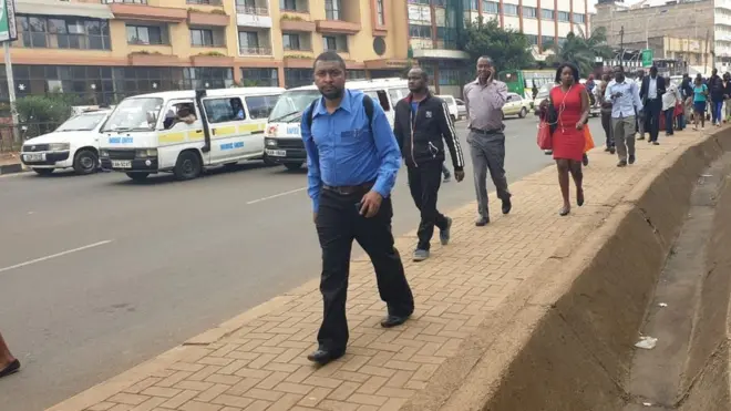 Watu watembea kuelekea kazini