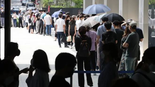 서울 강남의 한 임시선별검사소에서 약 250m 떨어진 곳까지 시민들이 검사를 받기 위해 줄 서 있다