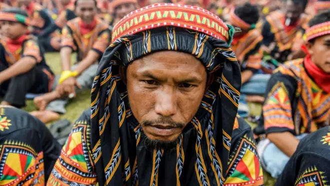 Tari Saman atau yang juga dikenal dengan nama Tari Seribu Tangan, adalah tarian adat Suku Gayo yang secara adat ditampilkan sebagai media untuk berdakwah.