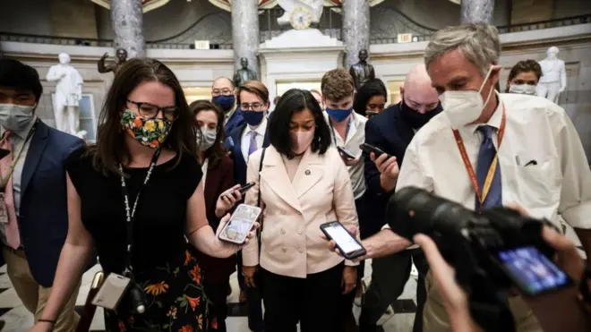 پامیلا جیپال، رئیس فراکسیون نمایندگان پیشروی مجلس نمایندگان آمریکا به نانسی پلوسی، رئیس مجلس اعلام کرد که در صورت وجود بند مربوط به کمک یک میلیارد دلاری به اسرائیل، اعضای این فراکسیون به آن رای نخواهند داد