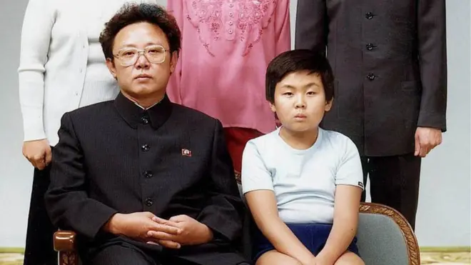 Kim Jong-Nam bersama ayahnya Kim Jong-Il saat diabadikan bersama pada 19 Agustus 1981.