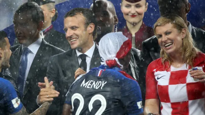 Các lãnh đạo Pháp và Croatia đón chào cầu thủ World Cup trong thời mưa to trên sân Luzhniki, Moscow hôm 15/07